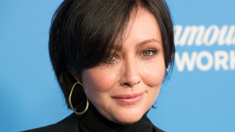 Shannon Doherty smirking