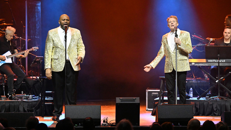 Ruben Studdard and Clay Aiken singing on stage