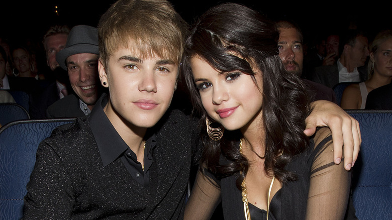 Justin Bieber and Selena Gomez hugging each other