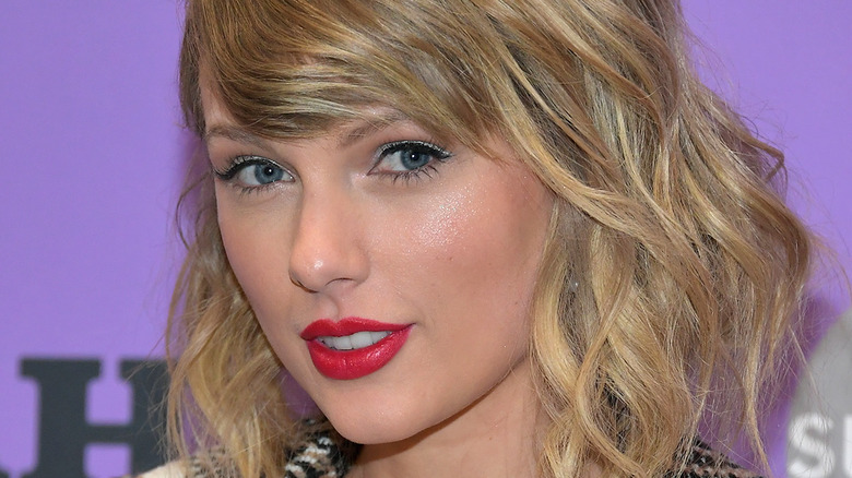 Taylor Swift short blonde wavy hair
