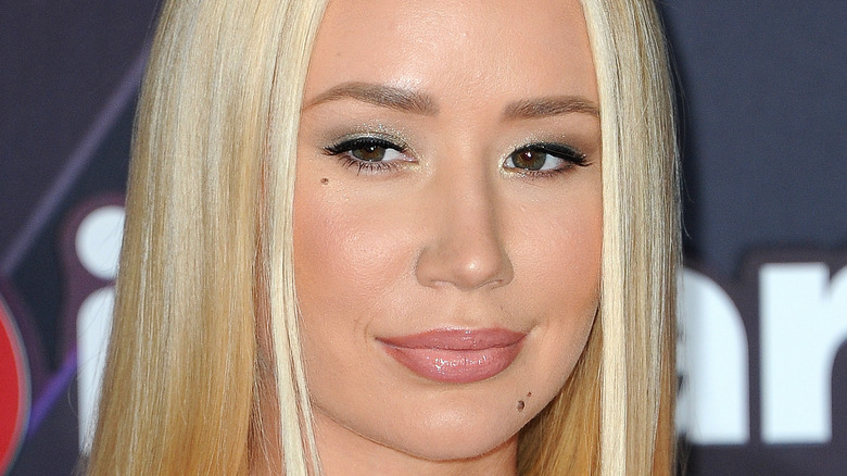 Iggy Azalea straight hair