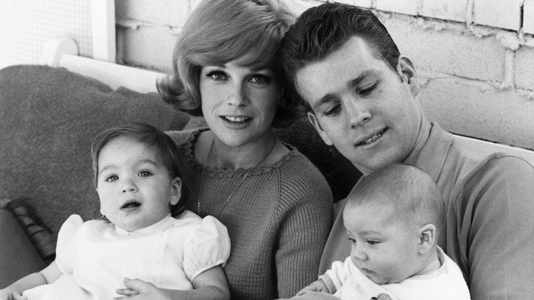 Joanna Moore, Ryan O'Neal posing with kids
