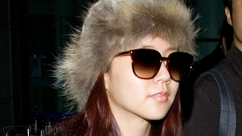 Han Seung-yeon wearing sunglasses