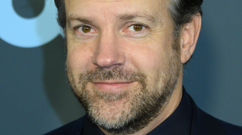 Jason Sudeikis smiles on the red carpet