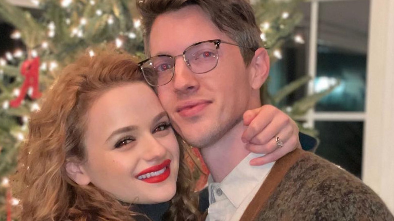 Joey King and Steven Piet pose by the Christmas tree