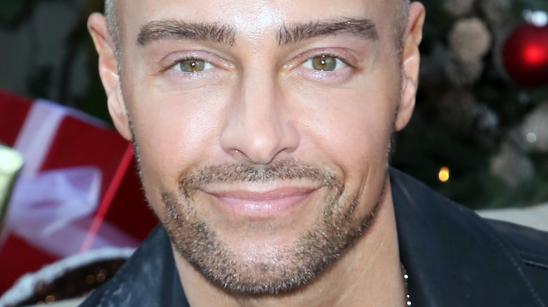 Joey Lawrence posing