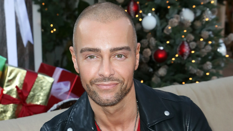 Joey Lawrence posing