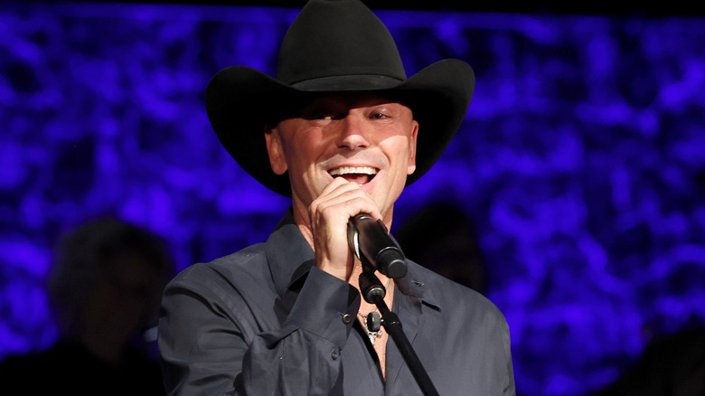 Kenny Chesney performing