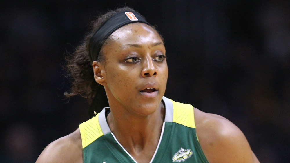 Monica Wright playing basketball
