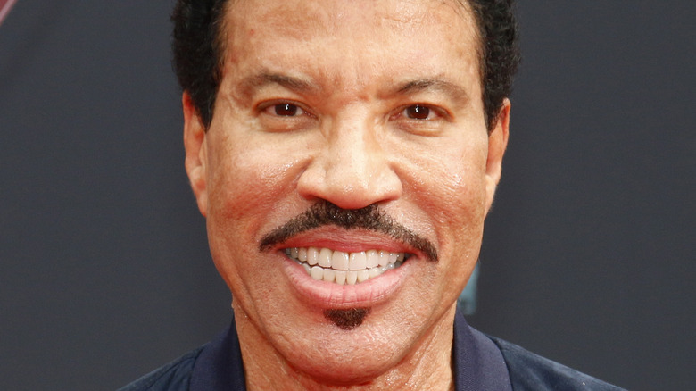 Lionel Richie, smirking