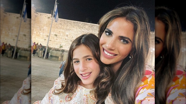 Lizzy Savetsky and daughter posing for selfie