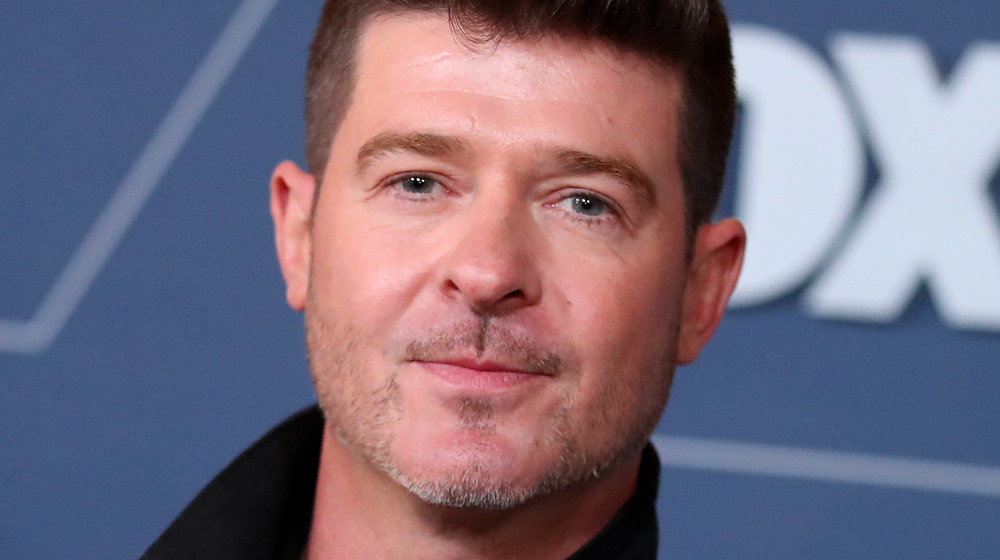 Robin Thicke posing on the red carpet