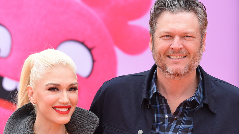 Blake Shelton and Gwen Stefani posing