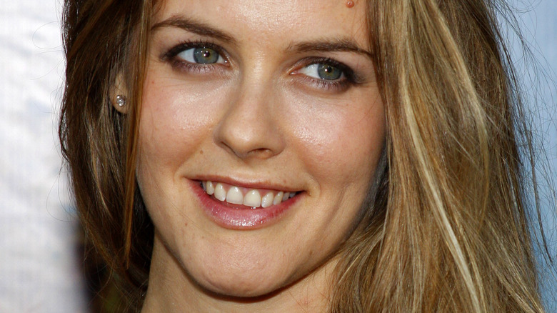 Alicia Silverstone smiling on the red carpet