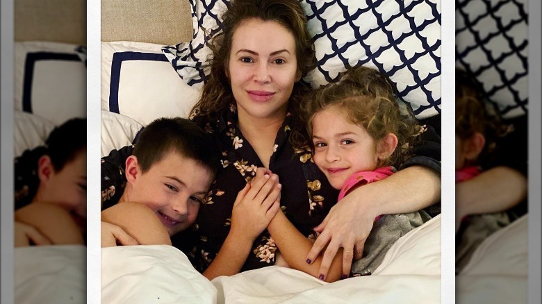 Alyssa Milano in bed with her kids