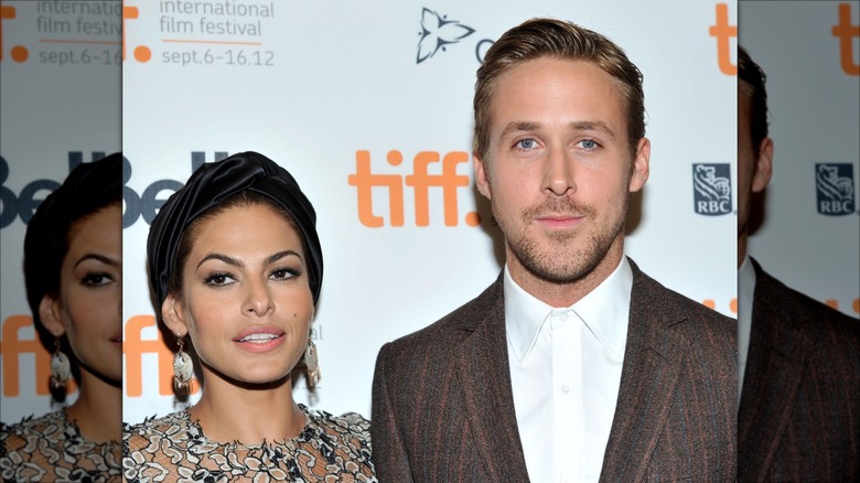 Ryan Gosling posing with Eva Mendes