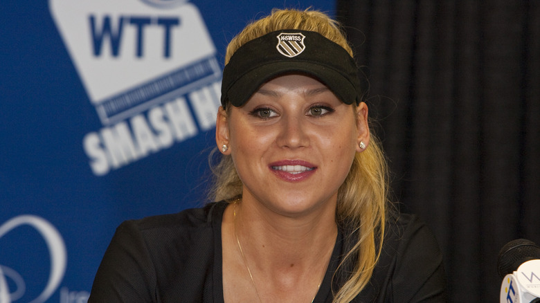 Anna Kournikova wearing black KSwiss visor