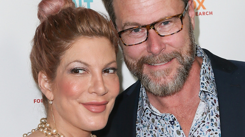 Tori Spelling and Dean McDermott smiling