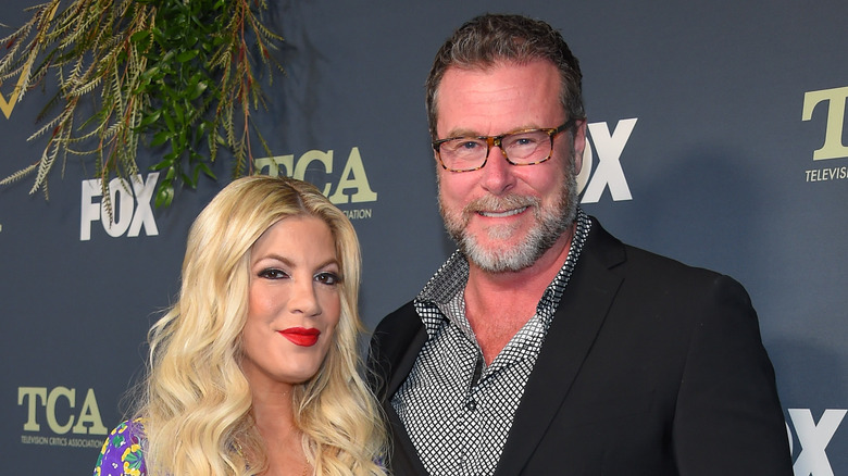 Tori Spelling and Dean McDermott smiling