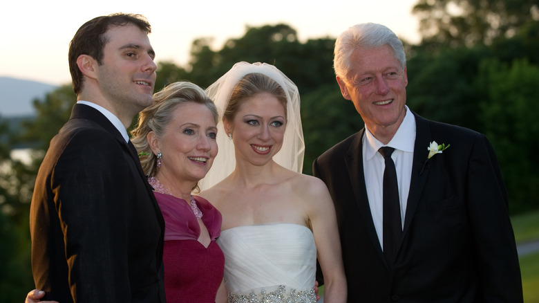 Marc Mezvinsky, Hillary Clinton, Chelsea Clinton, Bill Clinton posing for photo