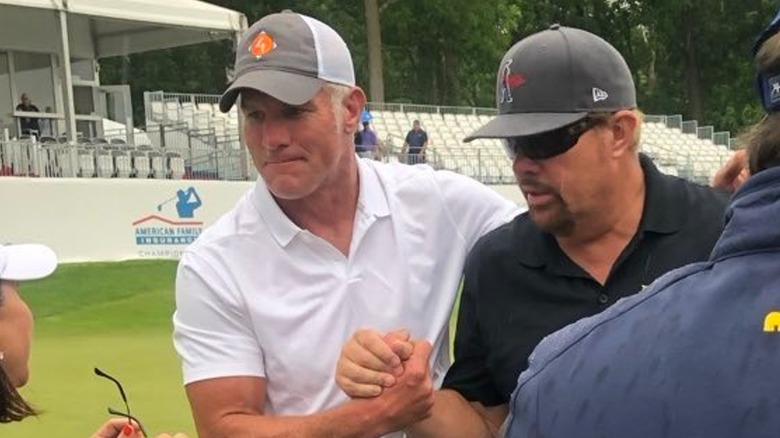 Brett Favre and Toby Keith shaking hands