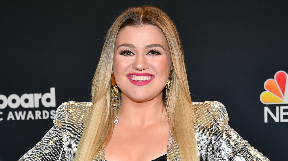Kelly Clarkson smiles on the red carpet