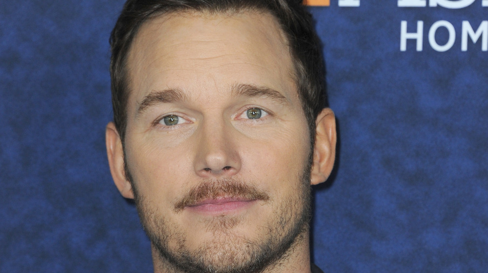 Chris Pratt posing at Onward premiere