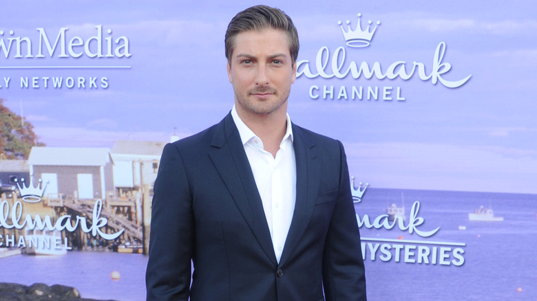 Daniel Lissing posing