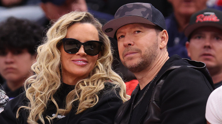 Jenny McCarthy and Mark Wahlberg courtside