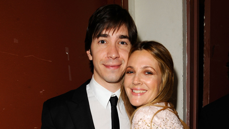 Drew Barrymore and Justin Long pose together