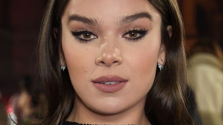 Hailee Steinfeld silver earring brown hair