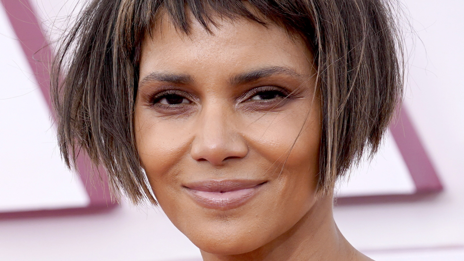 Why Halle Berry S Oscars Look Is Being Ripped To Shreds Why Halle Berry S Oscars Look Is Being Ripped To Shreds