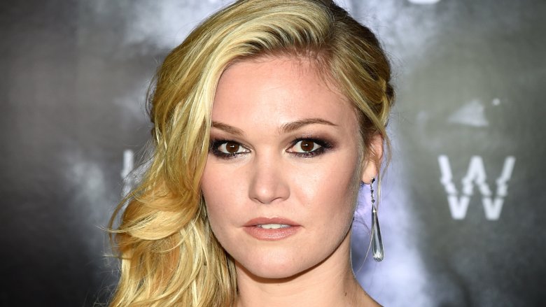 Julia Stiles side ponytail red carpet