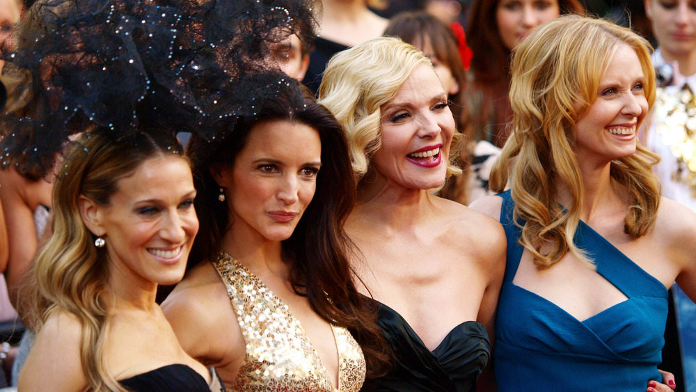 Sarah Jessica Parker, Kristin Davis, Kim Cattrall, and Cynthia Nixon posing
