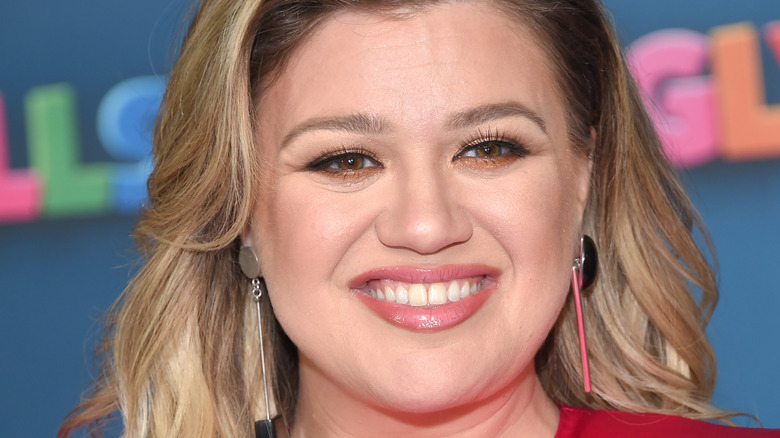 Kelly Clarkson in pink dress smiling
