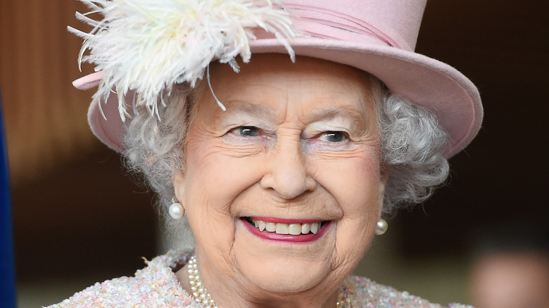 queen elizabeth in a pink feather hat