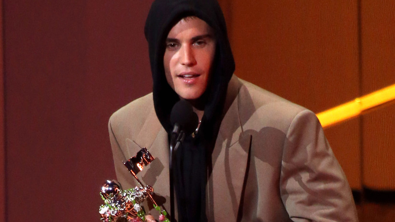 Justin Bieber speaking while accepting a VMA