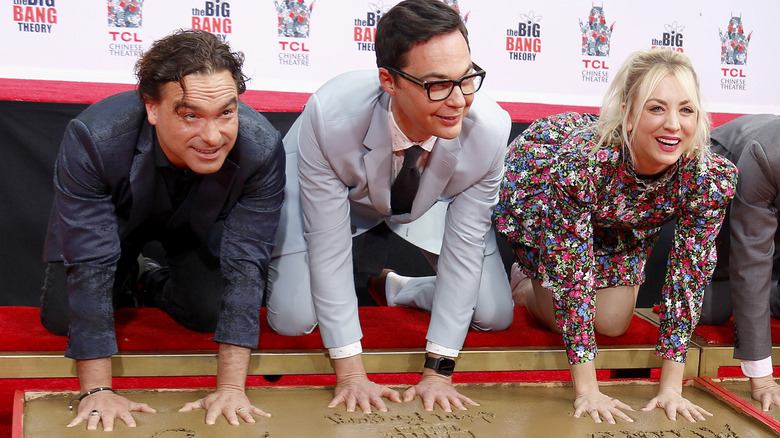 Kaley Cuoco poses with The Big Bang Theory cast