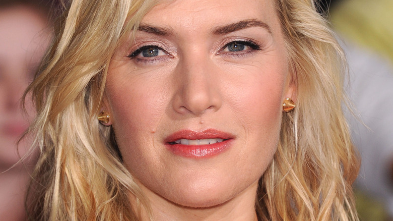 Kate Winslet posing