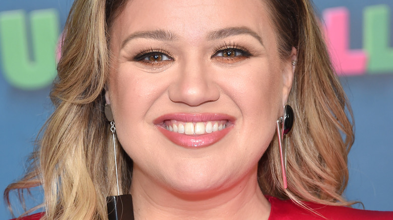 Kelly Clarkson smile 