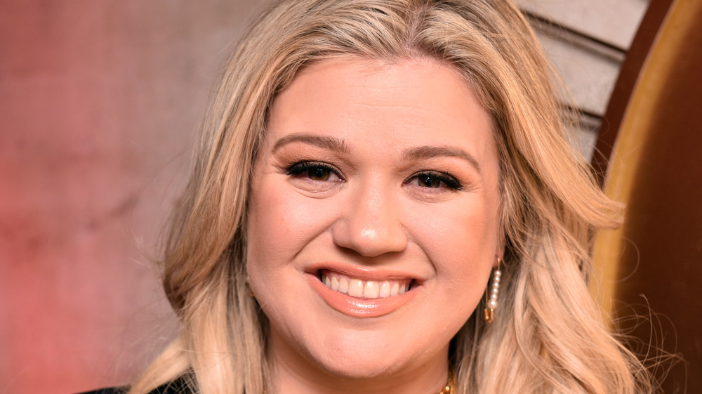 Kelly Clarkson grinning