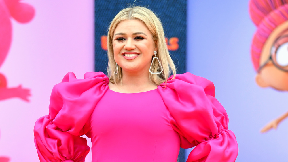 Kelly Clarkson grinning pink dress