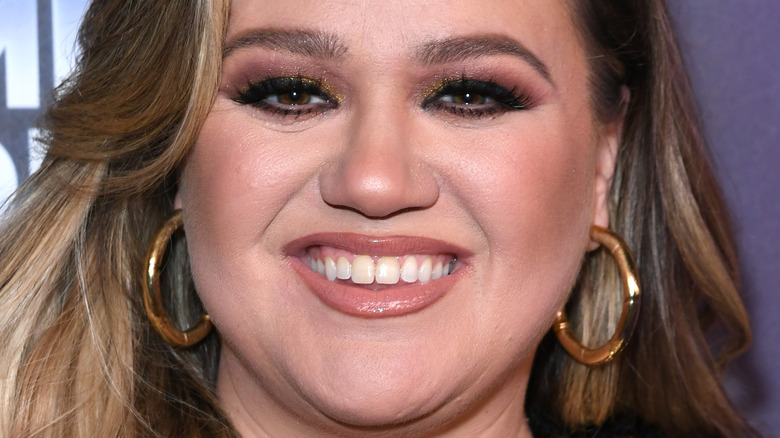 Kelly Clarkson smiling