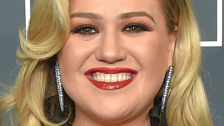 Kelly Clarkson with wide smile on the red carpet