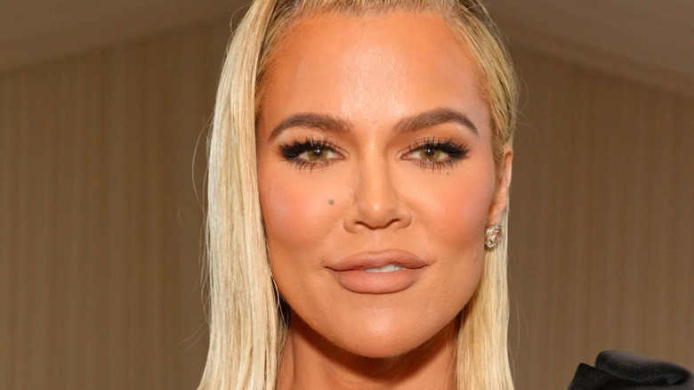 smiling Khloé Kardashian shorter blond hair at 2022 Met Gala