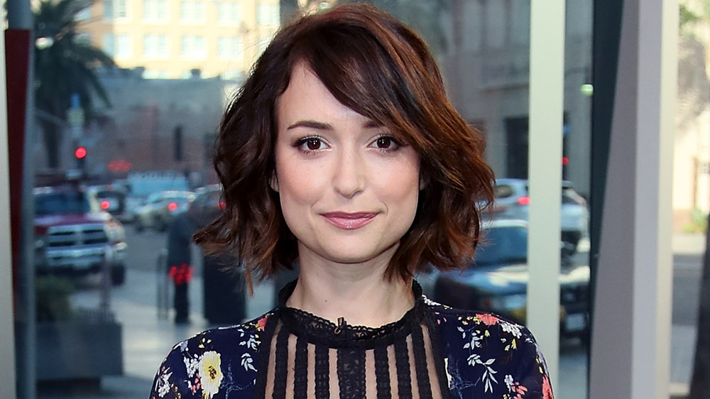 Milana Vayntrub posing at an event 