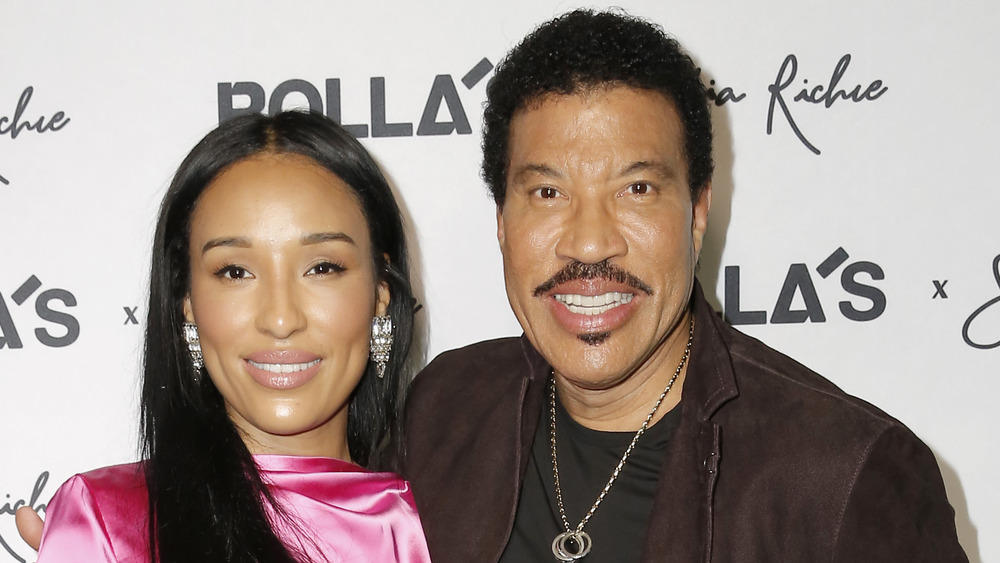Lisa Parigi and Lionel Richie posing together