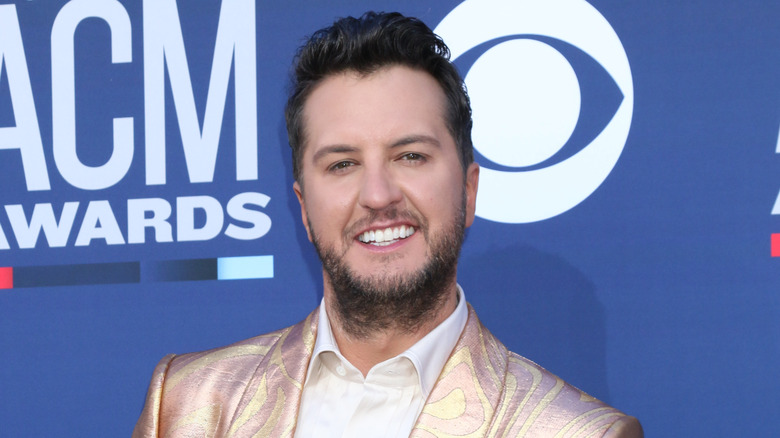 Luke Bryan posing