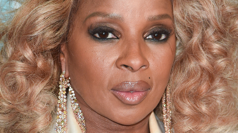 Mary J. Blige blonde curls