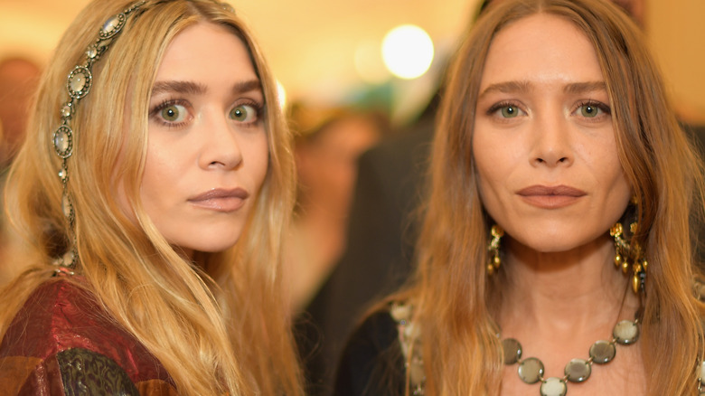 Mary-Kate and Ashley Olsen posing